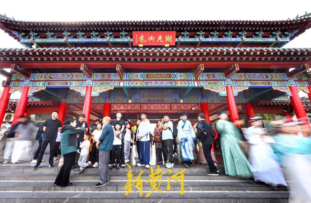游人如织，国庆假期大明湖人气爆棚