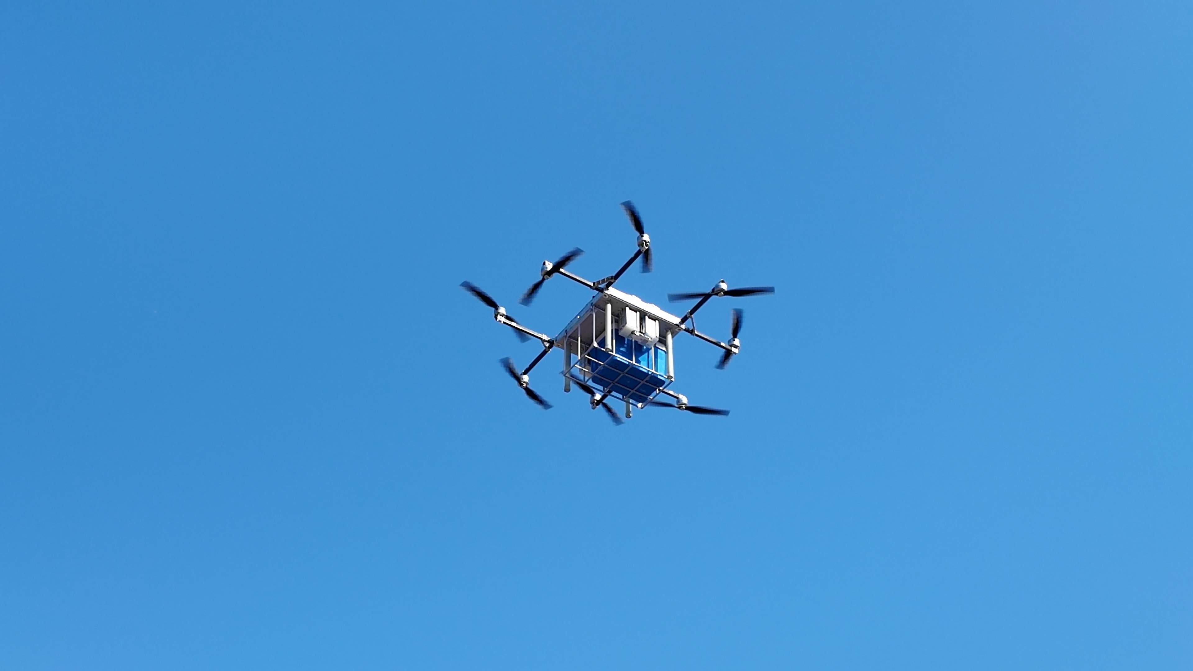 融媒·见证丨能转运医疗检测样本，也能配送奶茶“进村”——低空经济的“日常表达”