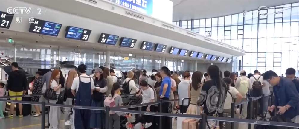 亲子出行需求持续释放“催热”机场客流 童趣化、精细化“哄娃”服务破解难题