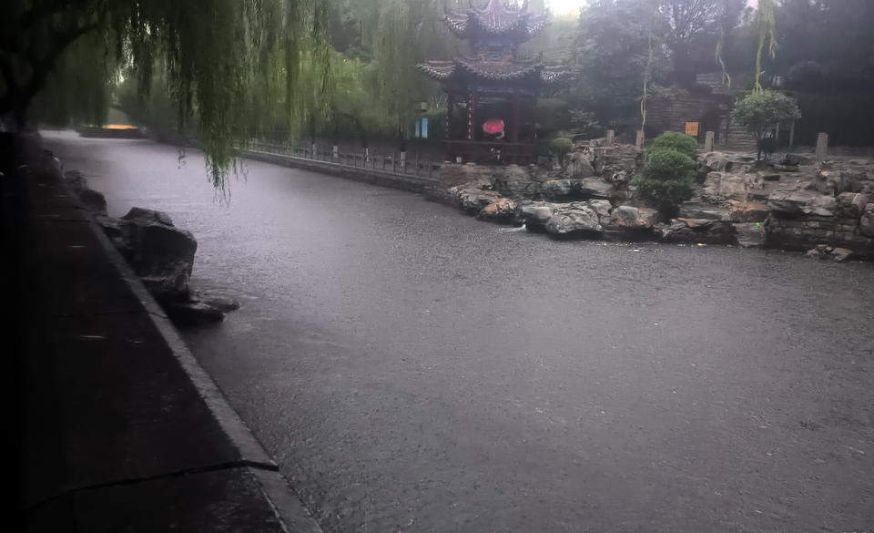 济南大雨倾盆护城河水量激增，护城河提前放空从容应对