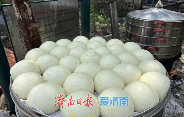 周末提供免费大锅菜！南部山区外石村免费午餐迎客来