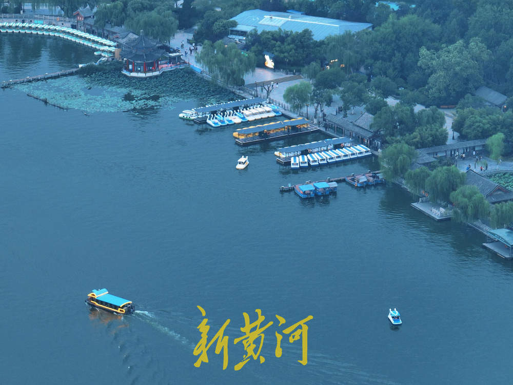 盛夏傍晚，游客乘船畅游大明湖享受自然凉  
