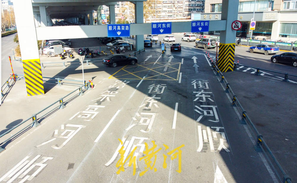 济南顺河高架上桥匝道口交通有变 部分车道车辆禁止上桥
