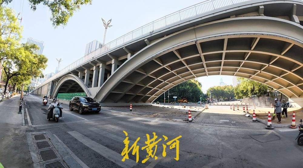 济南纬二路跨铁路天桥改造 桥拱顶部显露全貌道路恢复通行