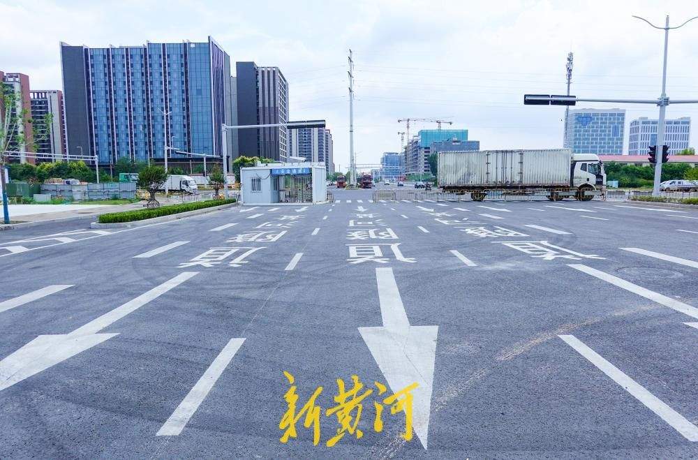 济南黄岗路黄河隧道南口道路建设初具规模 三个出入口交通标识施划完成