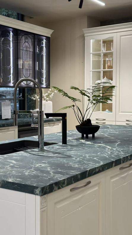 别再迷信进口了！深度评测无上岩板：36000吨压机下的品质真相