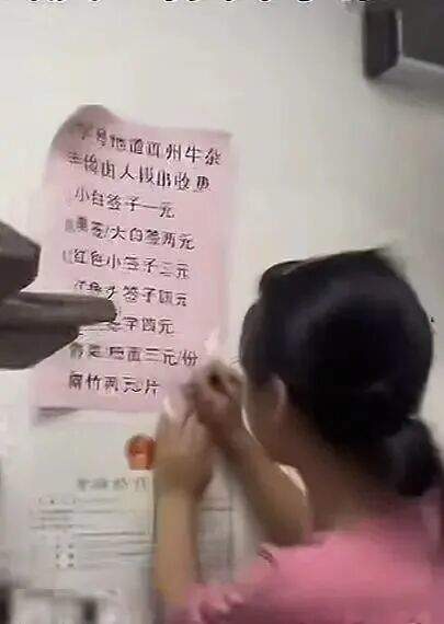 广东一牛杂店宰客被发现，竟现场拿笔改价？律师解读
