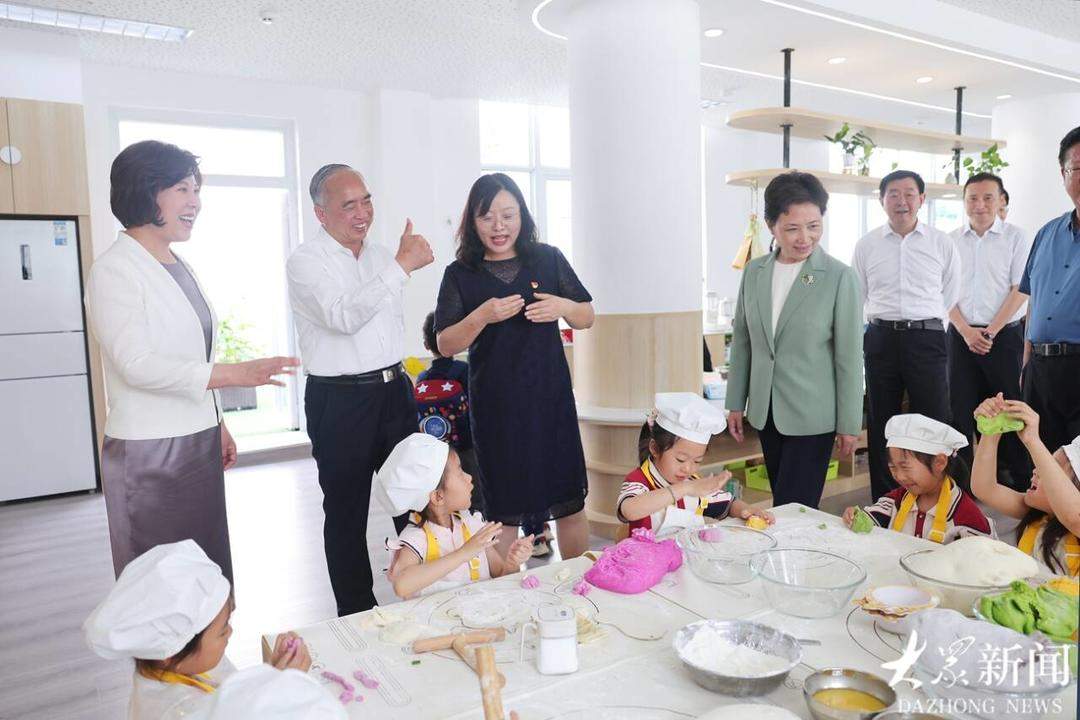 林武“六一”前夕在济南看望少年儿童 祝全省少年儿童节日快乐 王宇燕参加