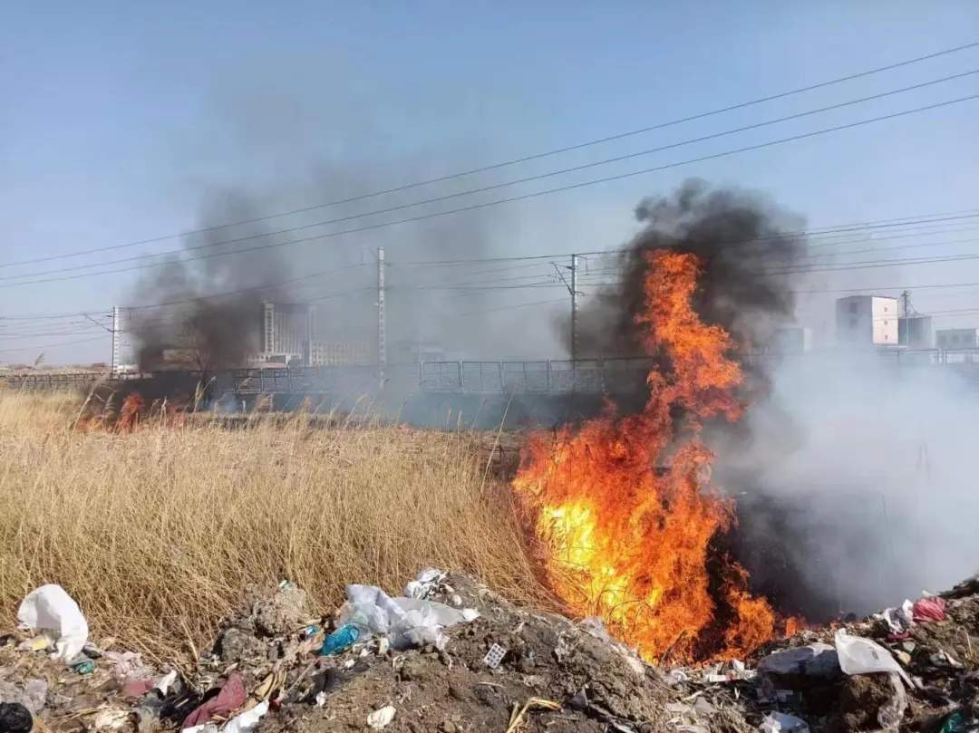 烧荒引起火灾逼停列车，行拘！