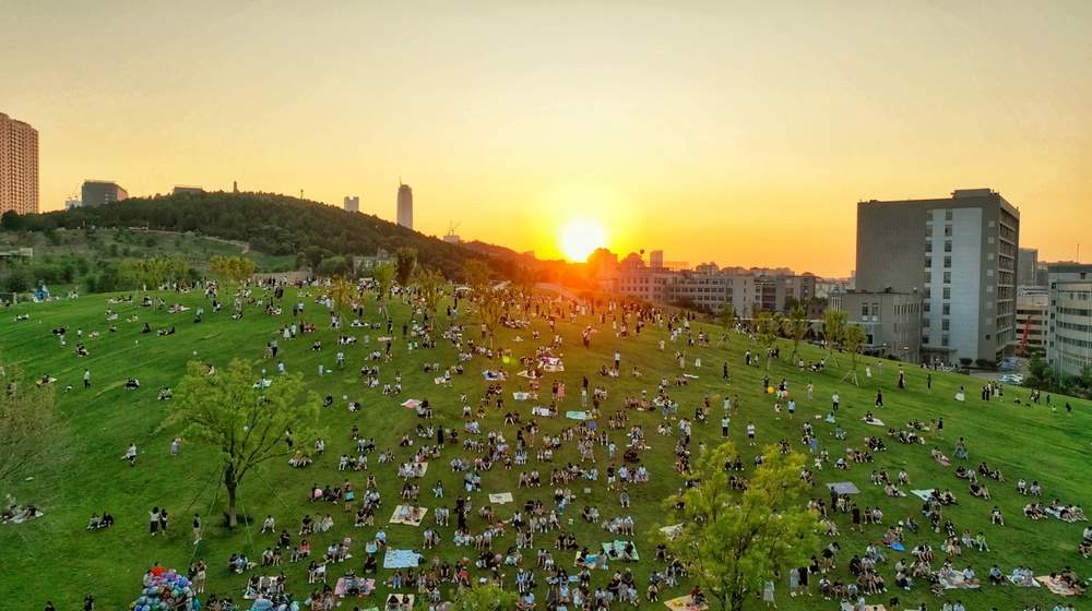 “菠萝山上有菠萝”，晚风、草地、乐队，济南网红打卡地，好city啊