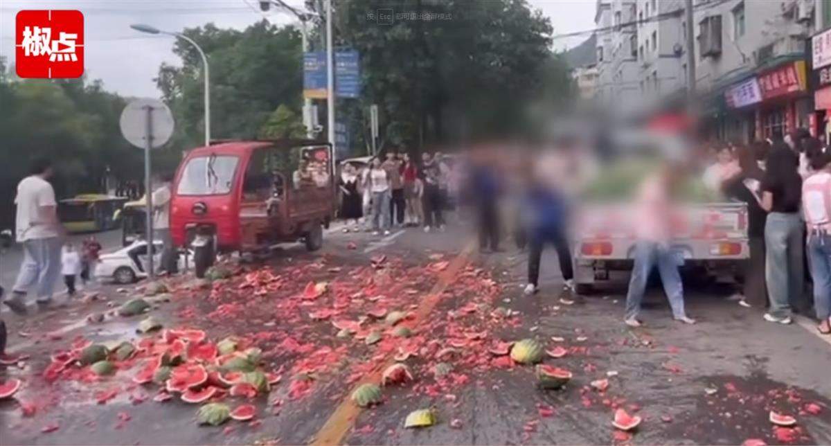 啥情况?瓜贩卖西瓜时与同行发生冲突