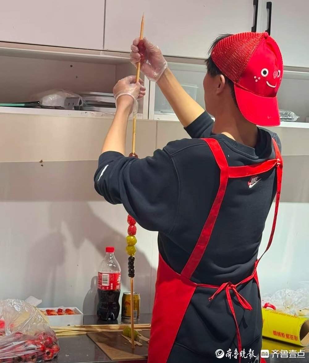 “1米大串”冰糖葫芦在济走红,有店主从早穿到晚