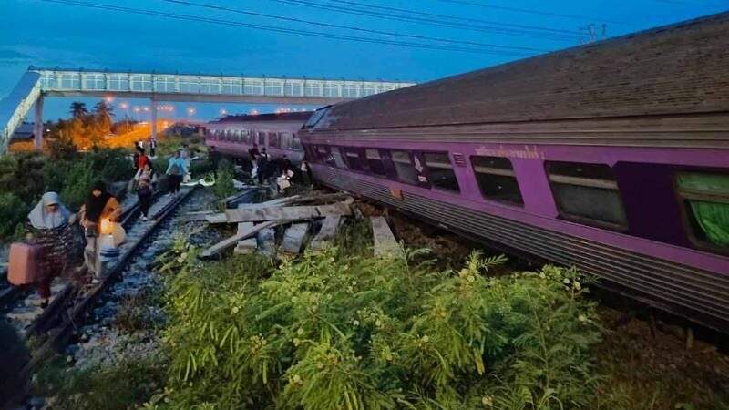 泰国一列车脱轨 造成多人受伤