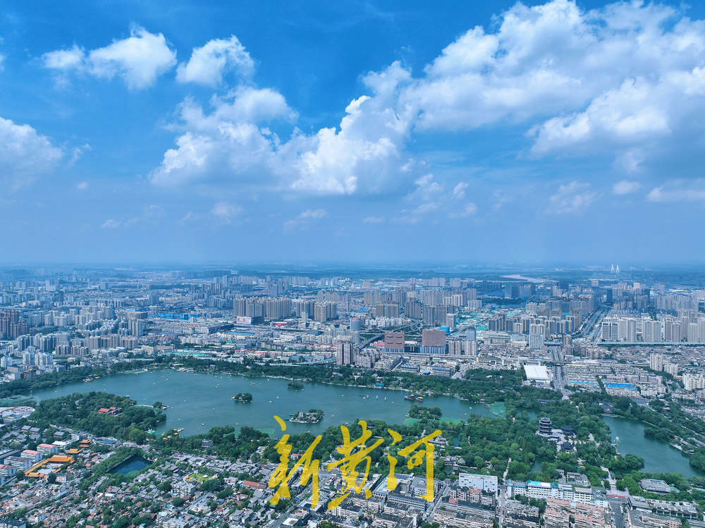 泉城烈日高温持续 蓝天白云相伴