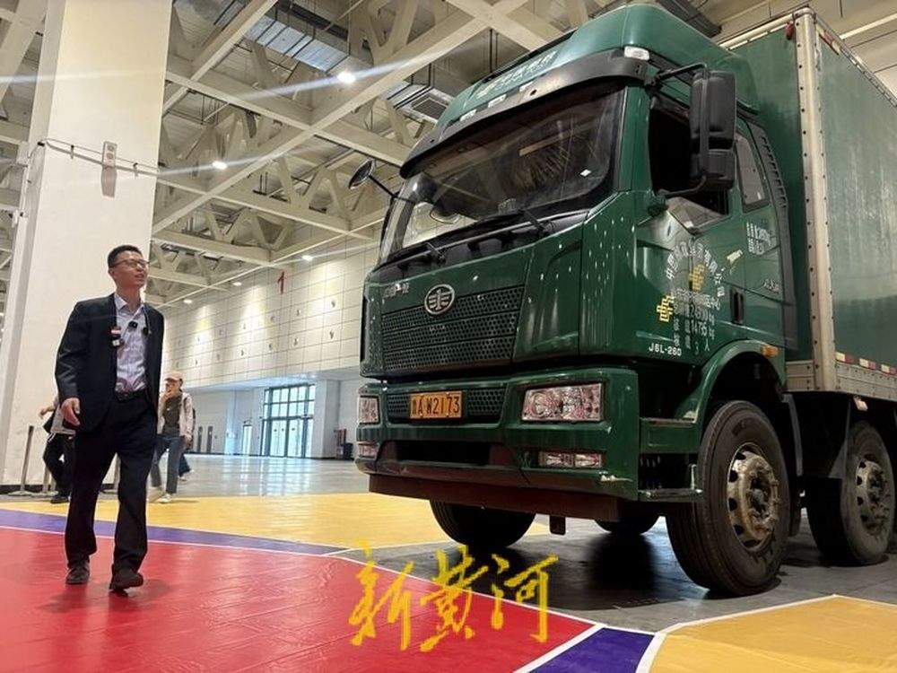 大货车盲区与内轮差成“隐形杀手” 济南这场沉浸式体验为市民敲响警钟