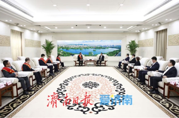 刘强于海田会见全市受表彰的全国劳动模范和先进工作者 杨峰参加会见