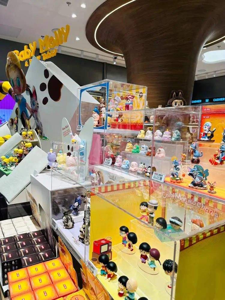 Labubu样品“痛墙”成打卡地标!开业4天已被挤爆