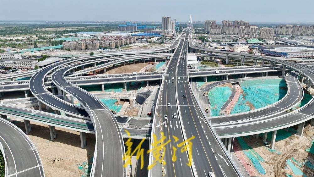 零点立交桥匝道沥青铺设到位 高速公路收费站挂牌