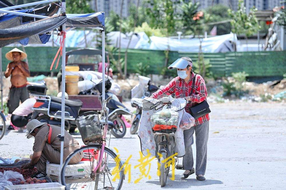 泉城迎新一轮高温天气 市民赶集热情不减