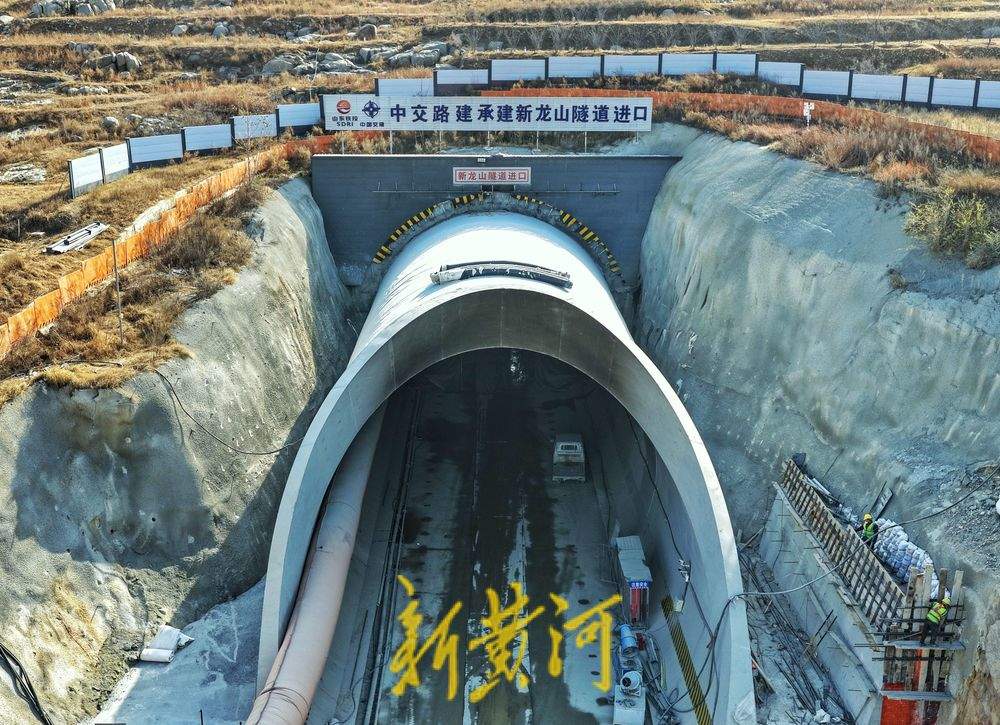 济枣铁路新龙山隧道顺利贯通