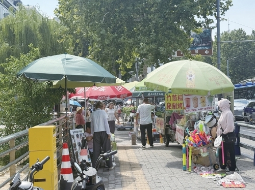 趵突泉北门前，有商贩占了人行通道 有市民反映通行受阻 街道办：将持续整治占道乱象