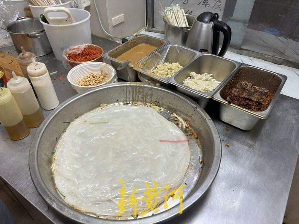 在质疑声中“凉皮嫂子”依旧在免费送凉皮：“对的事情，我会坚持做下去”