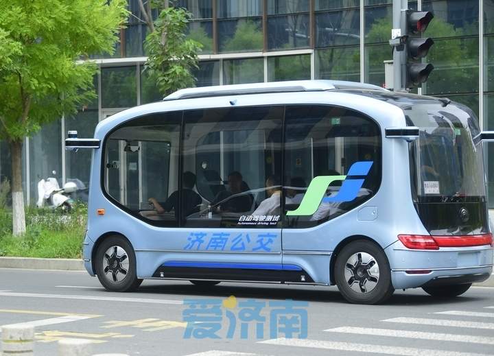 环绕“山、泉、湖、河、城”，济南自动驾驶公交车亮相中央商务区采集地图数据
