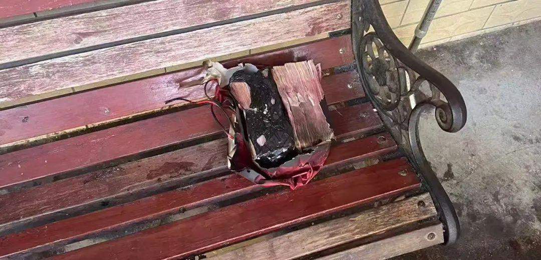 认真搜寻！消防员抱着约300000元现金走出火场……