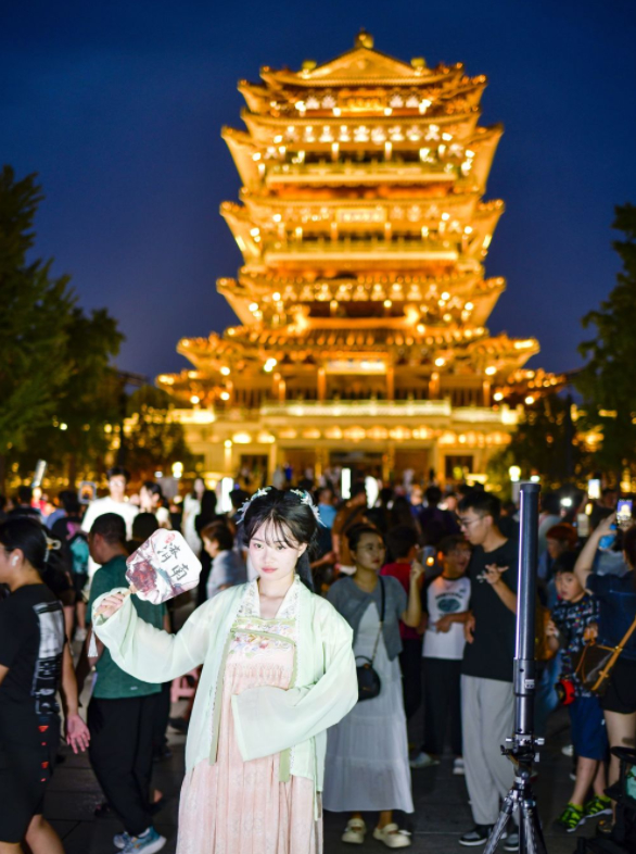 超然楼“3D MappingShow”继续上演 现场成“手机海洋”