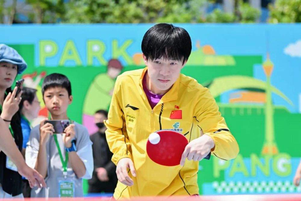 致敬劳动者 国乒走进成都体育公园