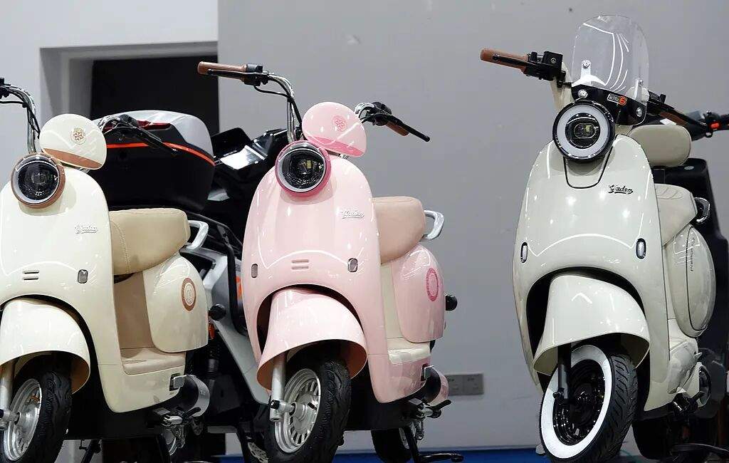 新国标电动自行车不能带小孩?超速会断电?专家详解→