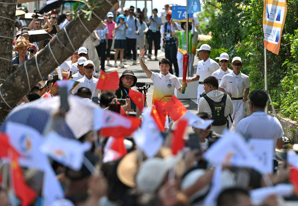 追光｜74位火炬手，把热情和海风一起传递