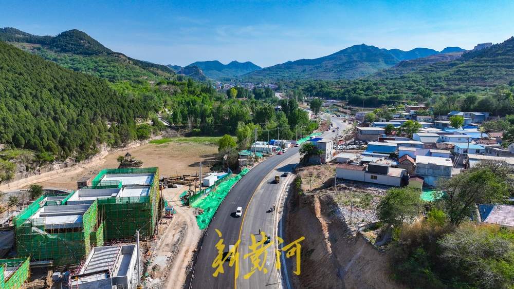 济南市区通往南山的乡村路露新貌，双向四车道串起沿线五村落