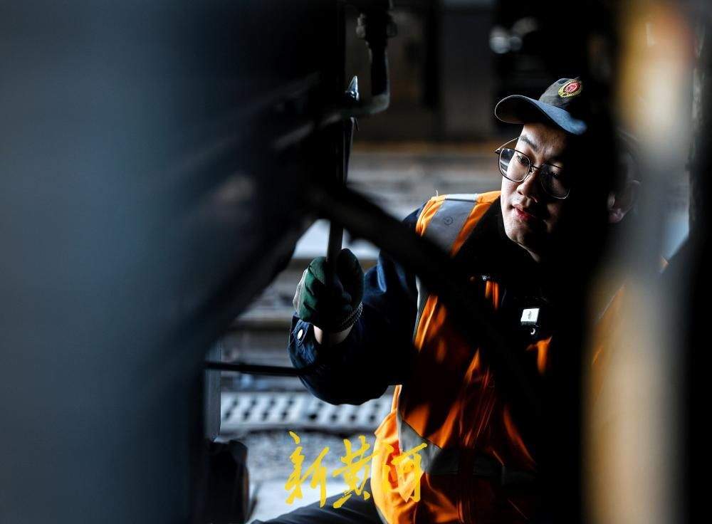 站场里的调车人：默默地“穿针引线”，保障春运列车安全出发与到达