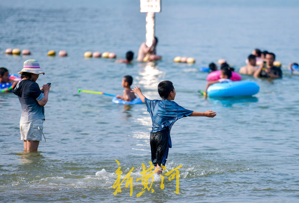一年四季 泉在济南｜泉城持续35℃+高温 滨水公园变身纳凉戏水点