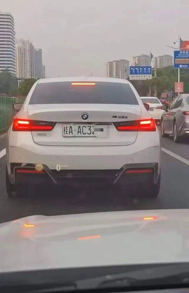 新能源车牌绿色变白色？交管部门：违法！