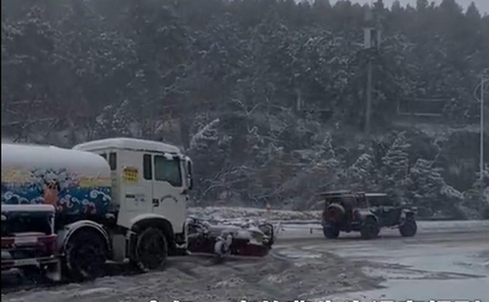 车号鲁A55X7E!济南车主大雪中化身“拖车侠”