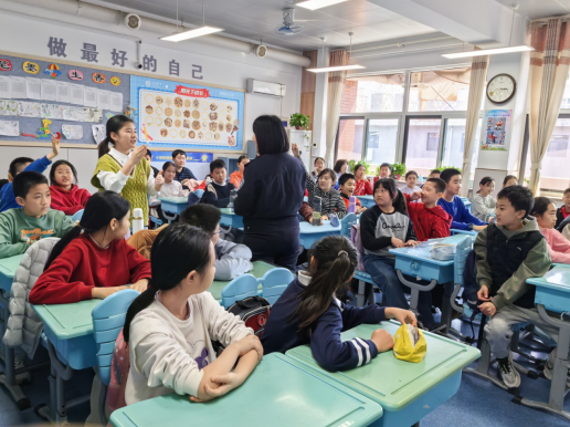 山东师大附小六年级六班 开展“安全教育”活动