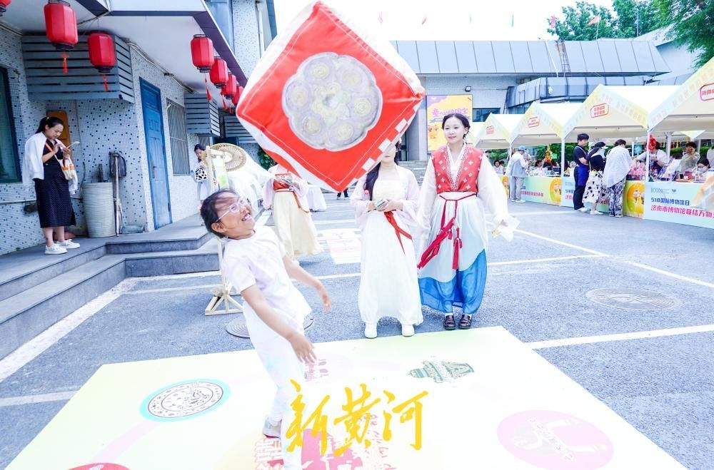 “联结万物”文创市集举办，“李清照”“辛弃疾”现身同游