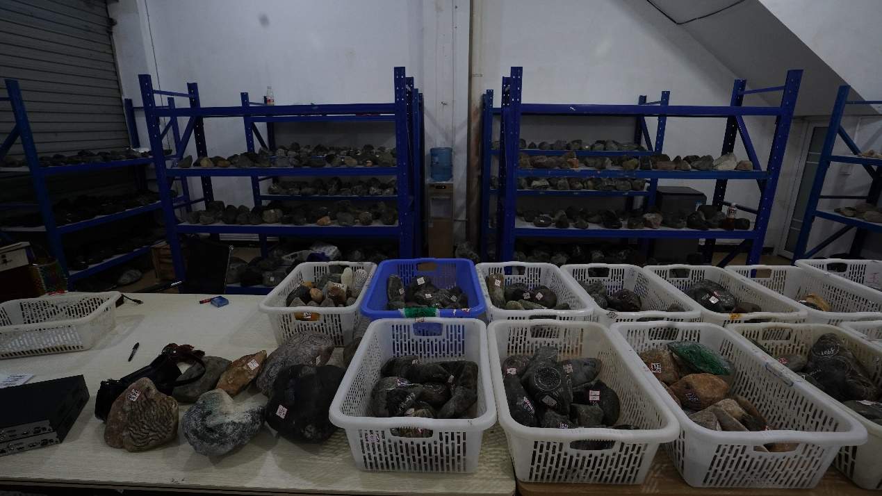 直播间“赌石”套路深，隔着屏幕买翡翠原石，真能开出“好料”吗？