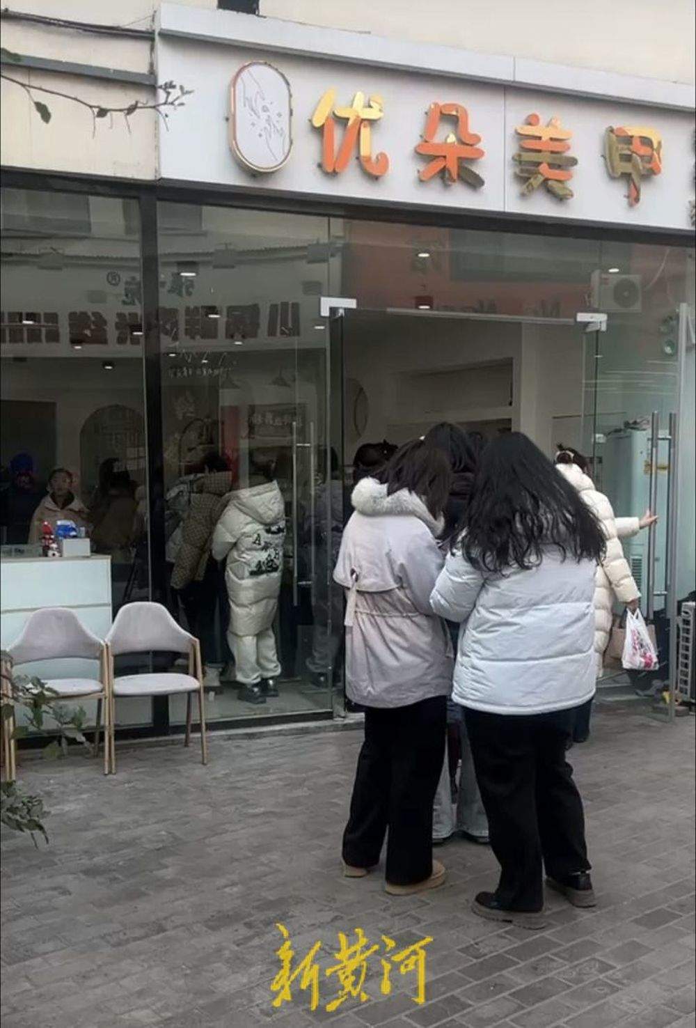 《哪吒2》爆火，敖闰姑姑“裂空爪”美甲线上线下冰火两重天