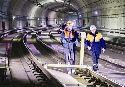 新春走基层｜凌晨3点，记者跟着他们在海河下隧道走了1万多步