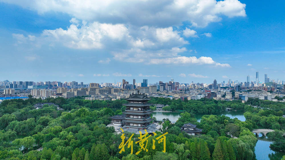 高温与蓝天白云相伴 泉城天空现“丁达尔”效应