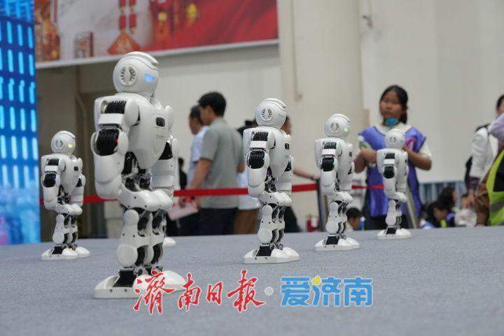 AI智能机器人齐聚泉城 AI智能科普展开启科技盛宴