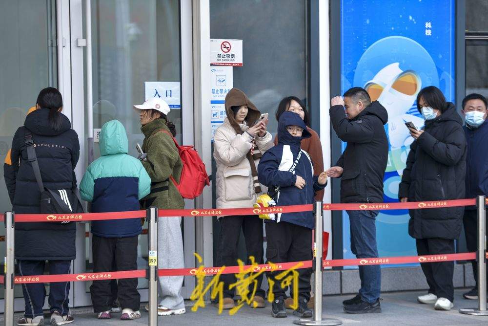 “泉”在济南冬游记｜科技馆里人气旺，开馆前现场已排起长龙