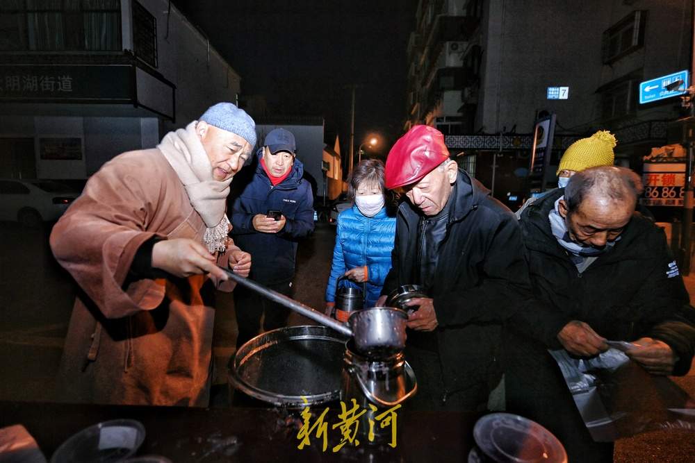 腊八清晨，济南崇明寺前施粥年味浓 