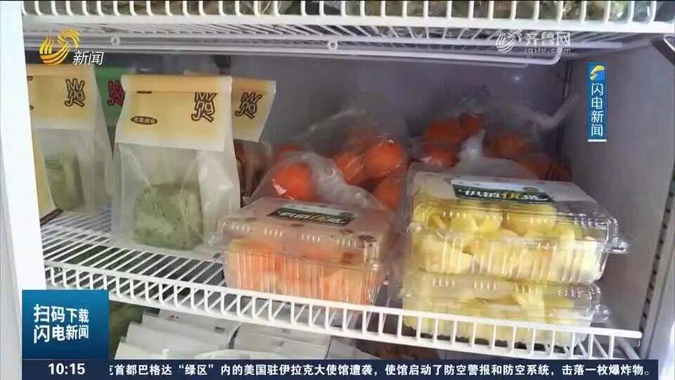 淄博超市门口现“食物银行”，免费为一线劳动者送“暖心食物包”