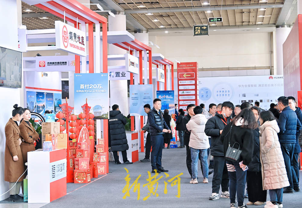 济南春季房展会今日开幕，有市民早上9点就携家带口来看房