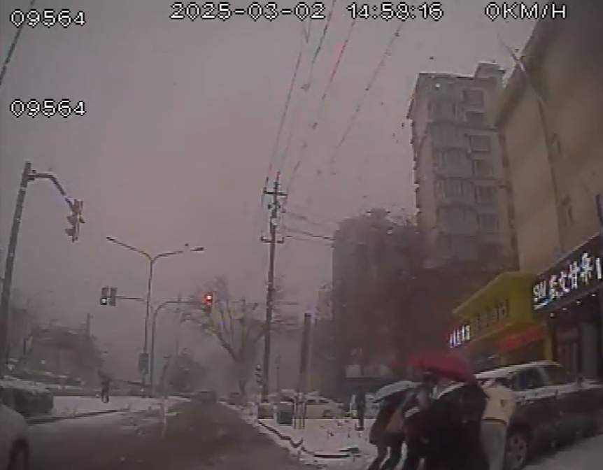 更多公交“推车侠”现身 他们是这座城最温暖的底色