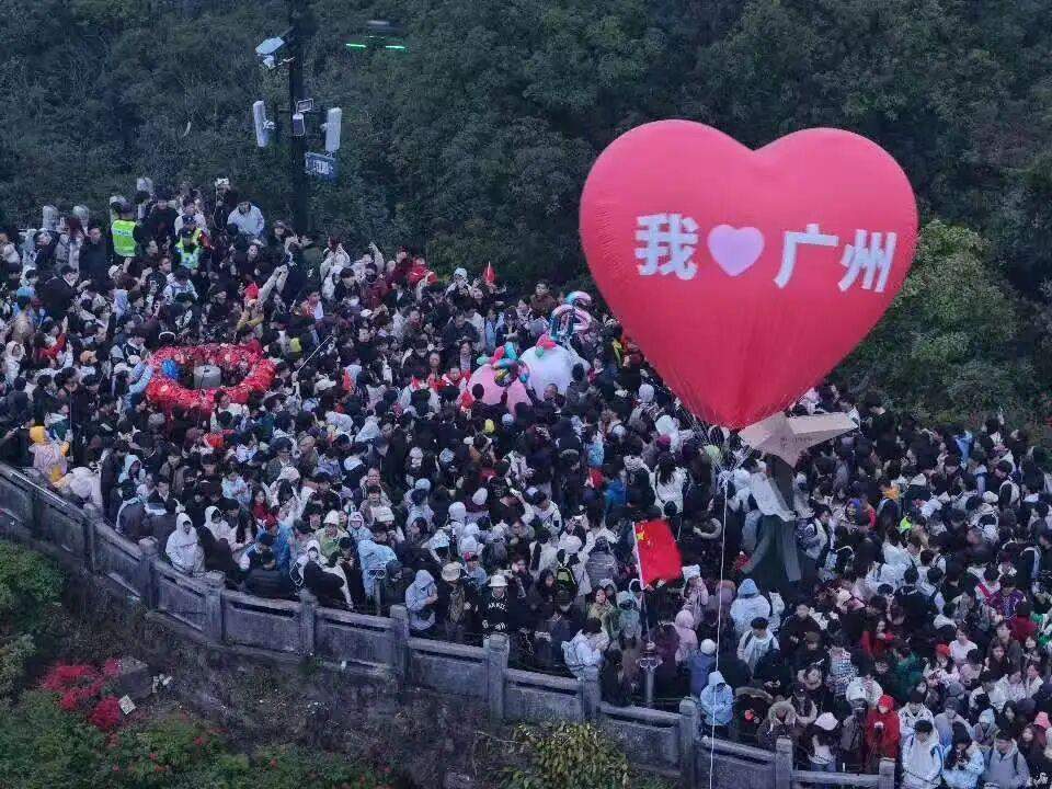 假期多地景区爆满 进入人员密集场所牢记这些要点